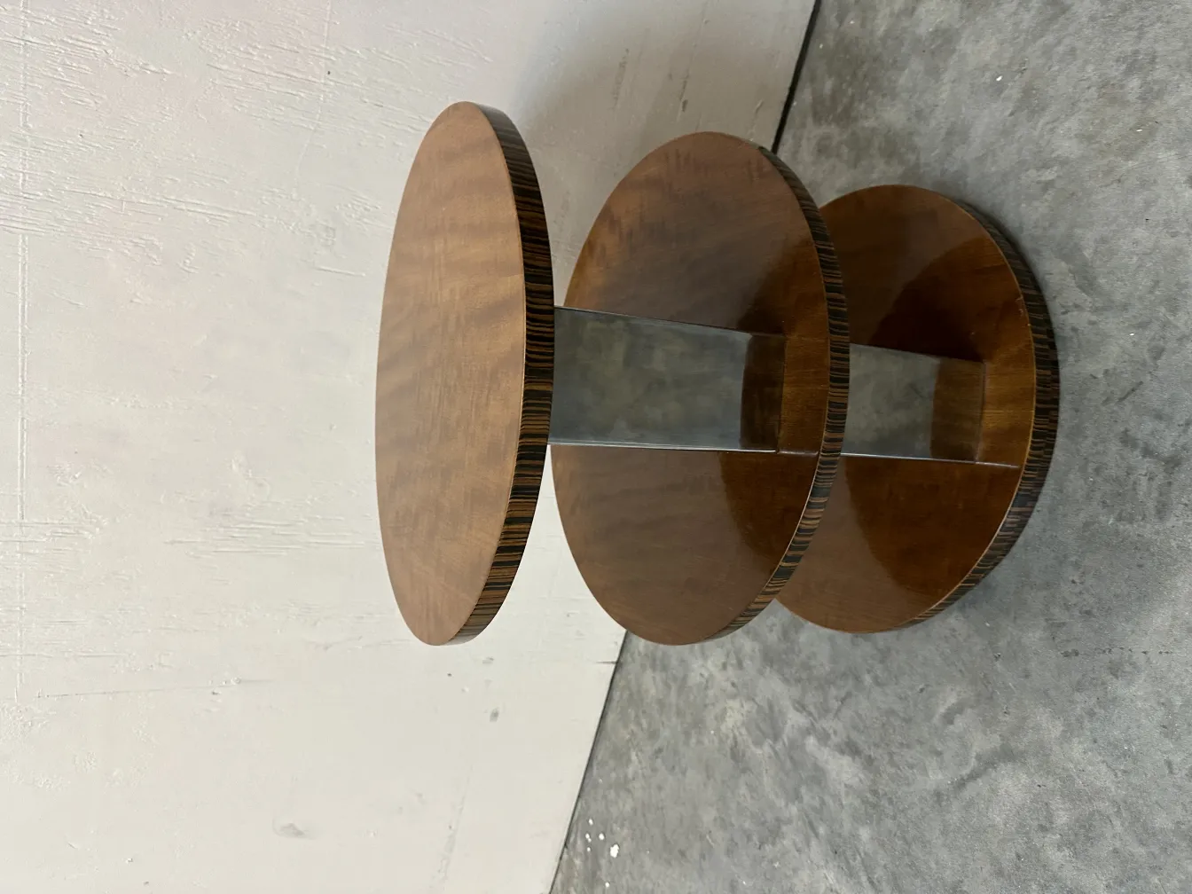 antiker runder kleiner Tisch mit klassischem Design, in neutraler Umgebung gesehen