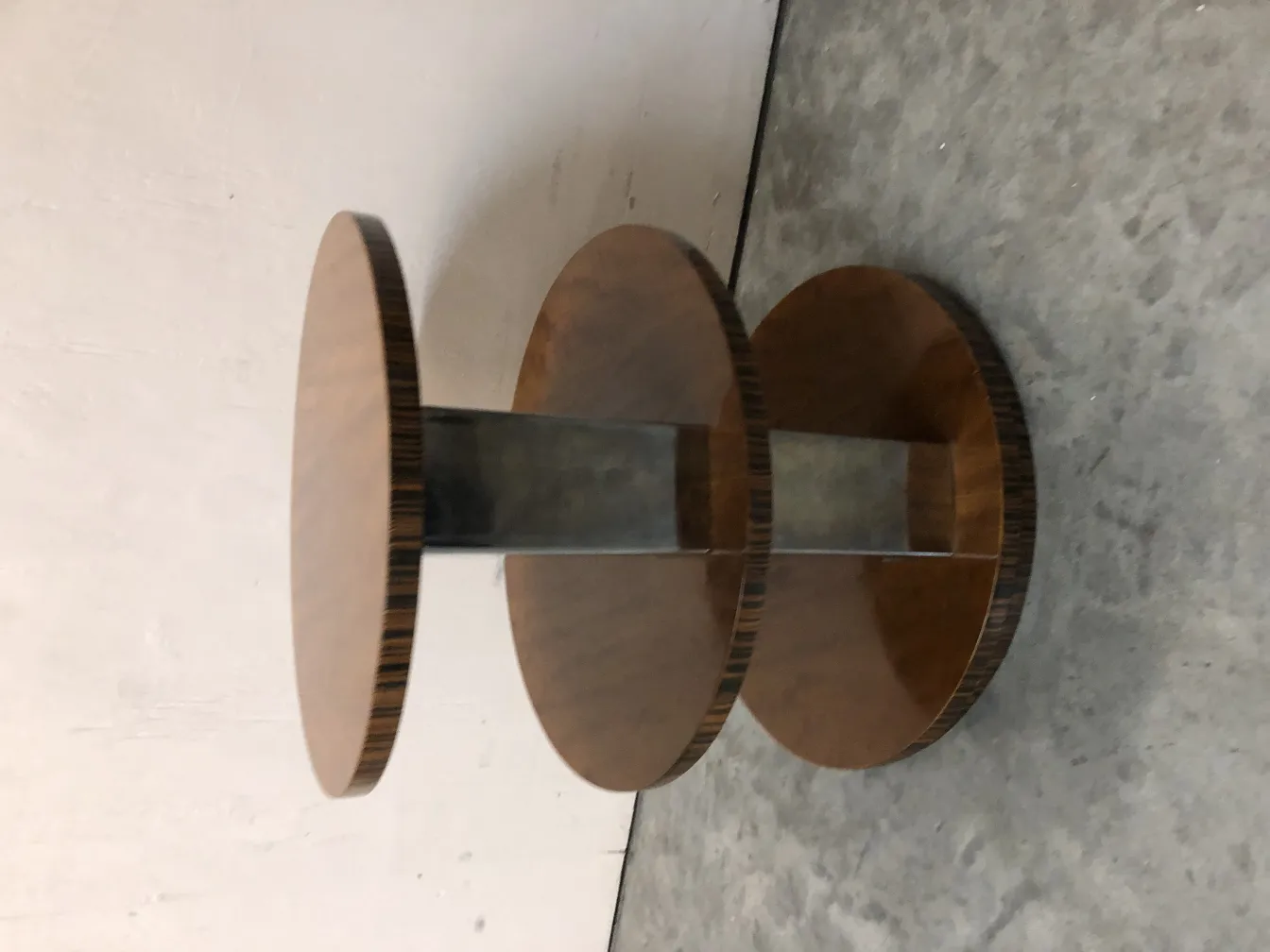 Mesita antigua de forma redonda, ideal para cualquier ambiente, con un diseño atractivo.