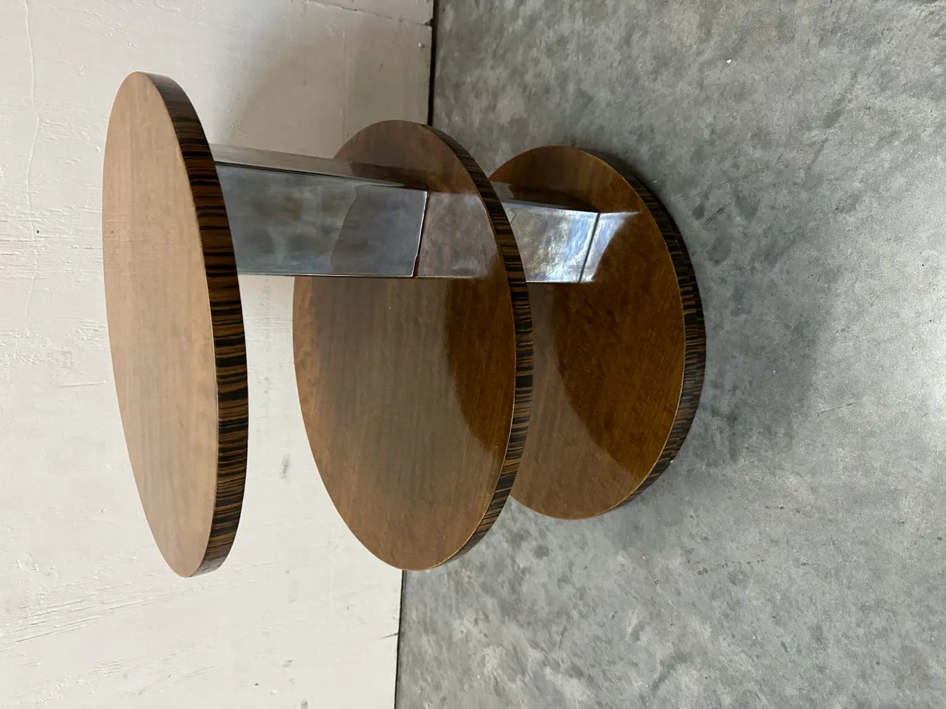 Tavolino antico con design elegante e rotondo in un ambiente minimale.