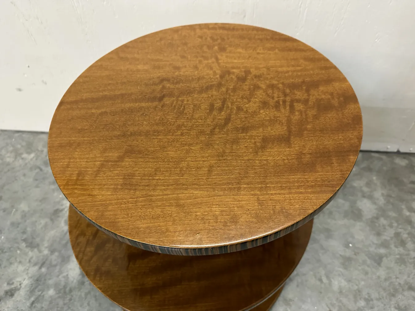 Mesinha antiga redonda, com tons marrons, adiciona elegância ao ambiente.