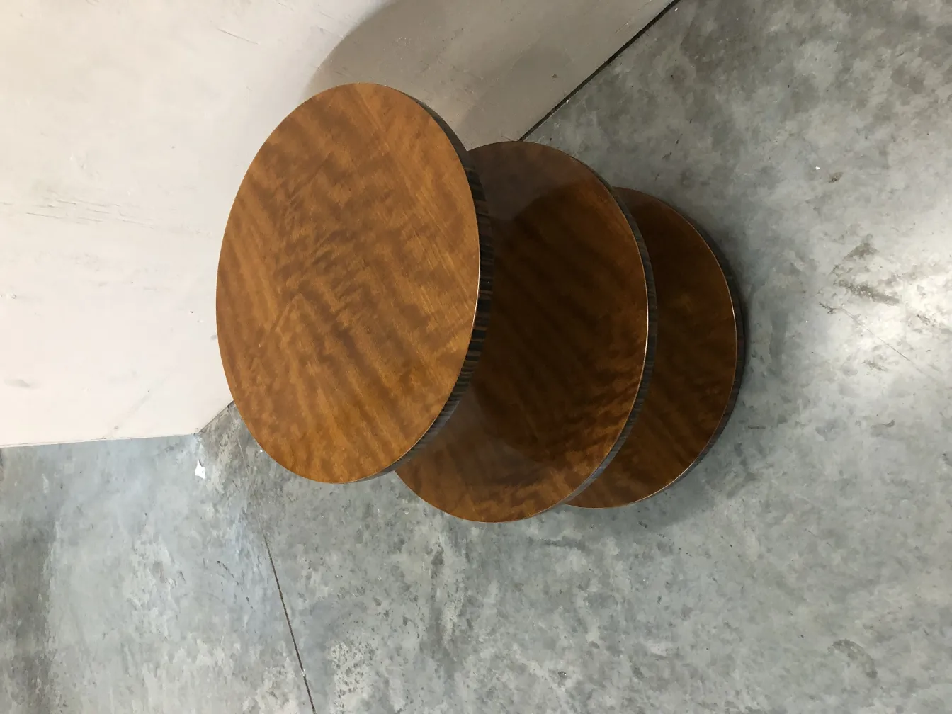 antiker runder Tisch mit glatter und eleganter Oberfläche