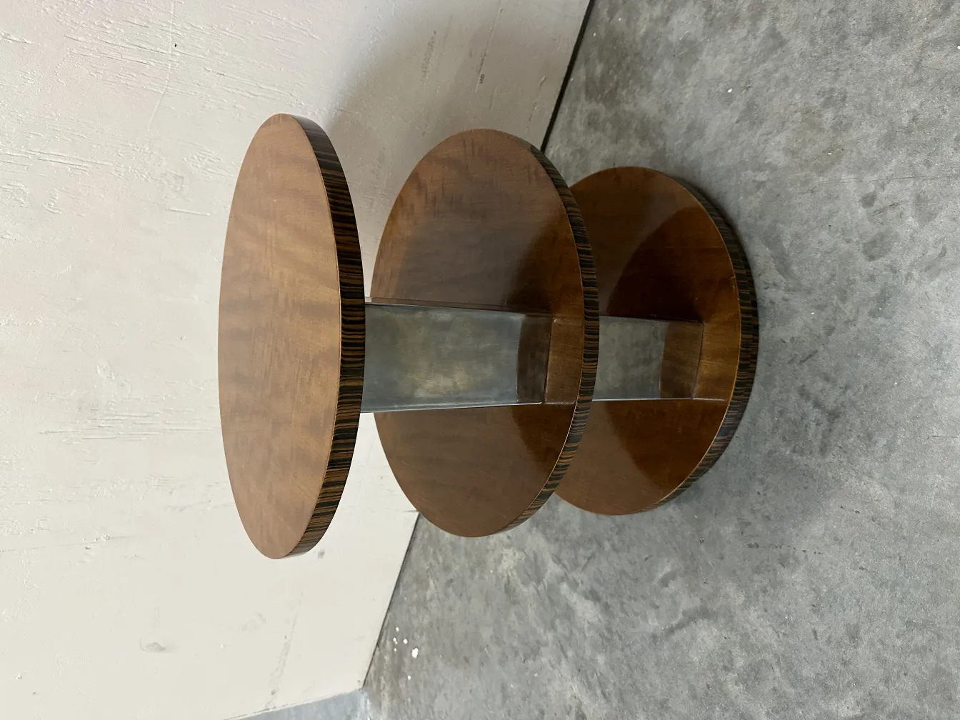 Petite table ancienne de design rond dans un cadre moderne.