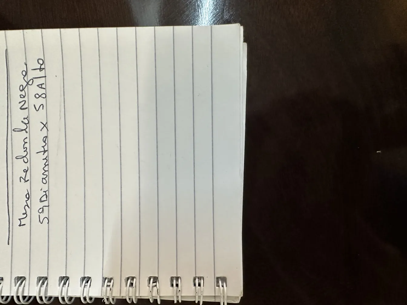 طاولة صغيرة عتيقة مع أوراق على خلفية داكنة، مثالية للديكور.