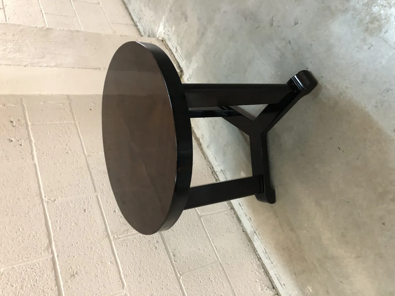 petite table ronde antique dans un environnement simple