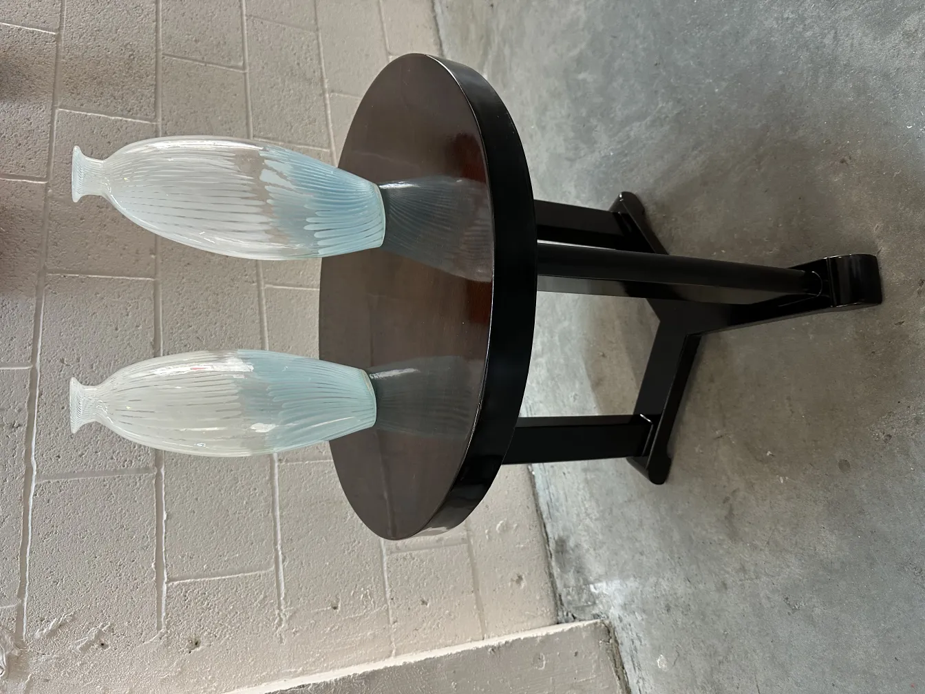petite table ancienne avec base noire et vases en verre