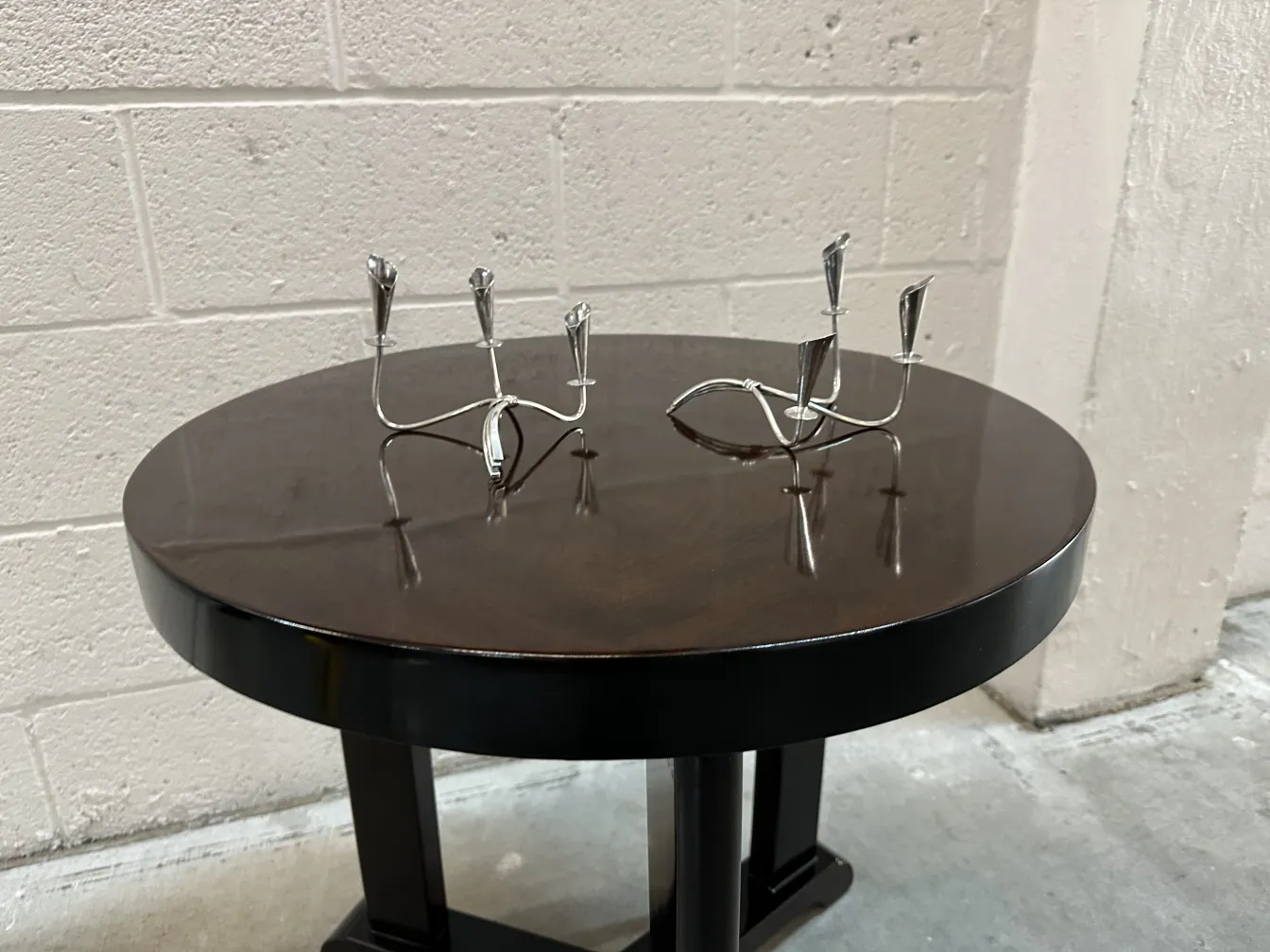 modèle de petite table ronde ancienne avec base noire