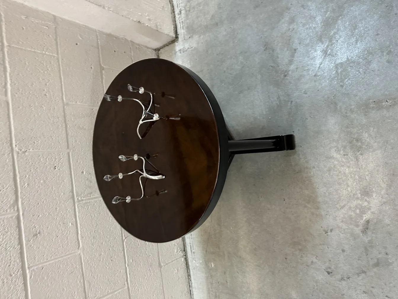 Petite table ancienne ronde avec design unique et pieds élégants