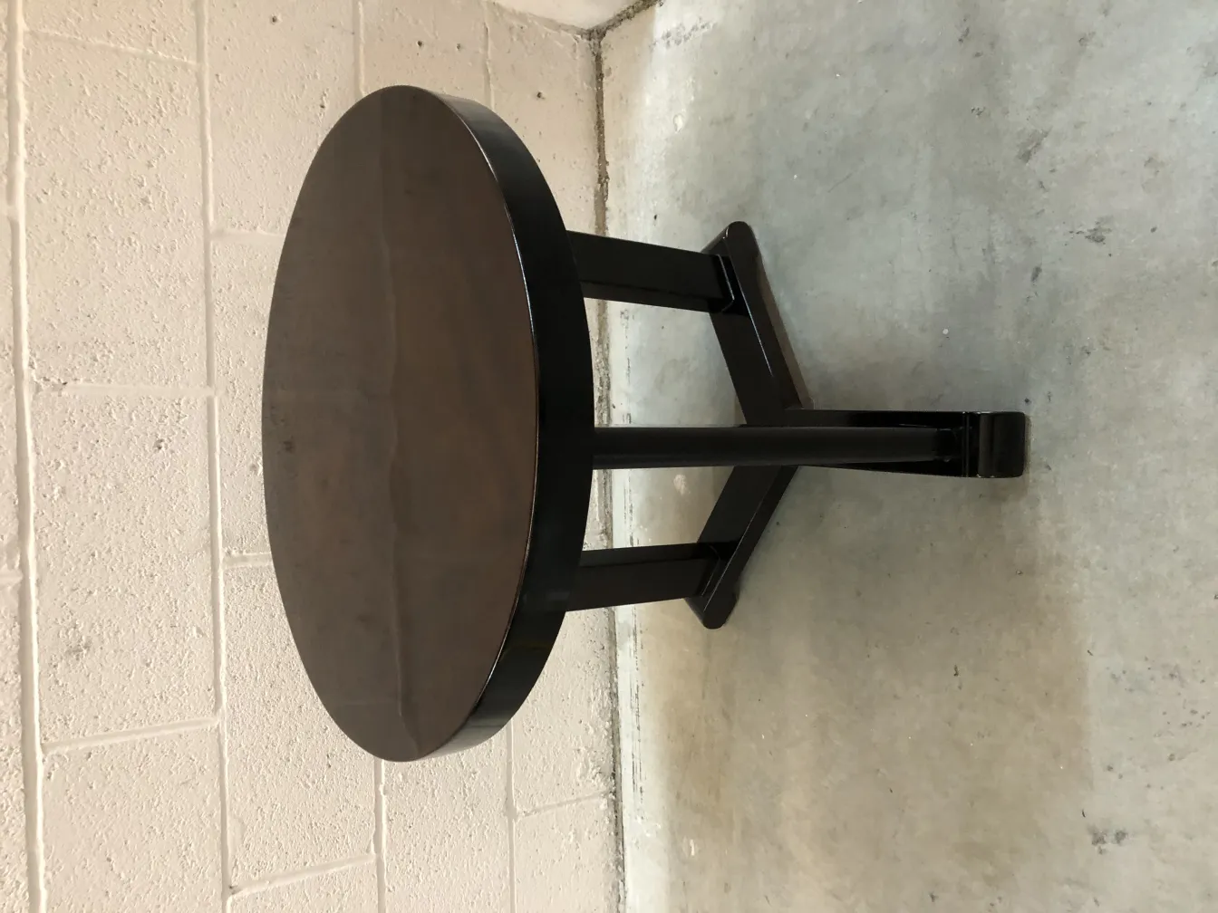 petite table ronde antique avec base solide dans un cadre simple