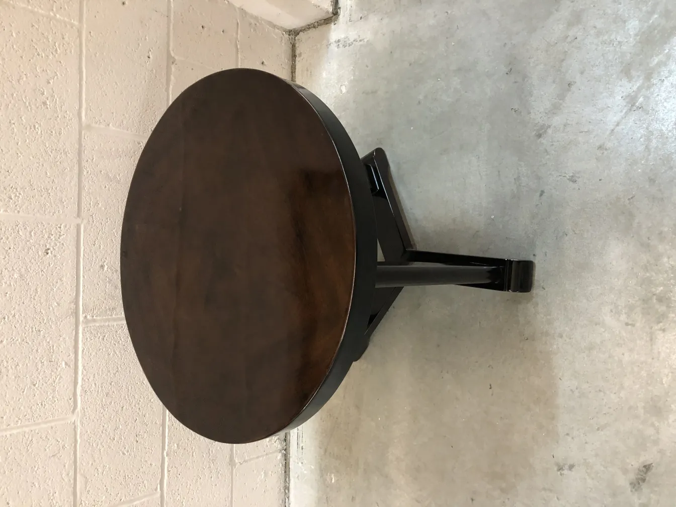 antiker kleiner runder Tisch mit klassischem Design