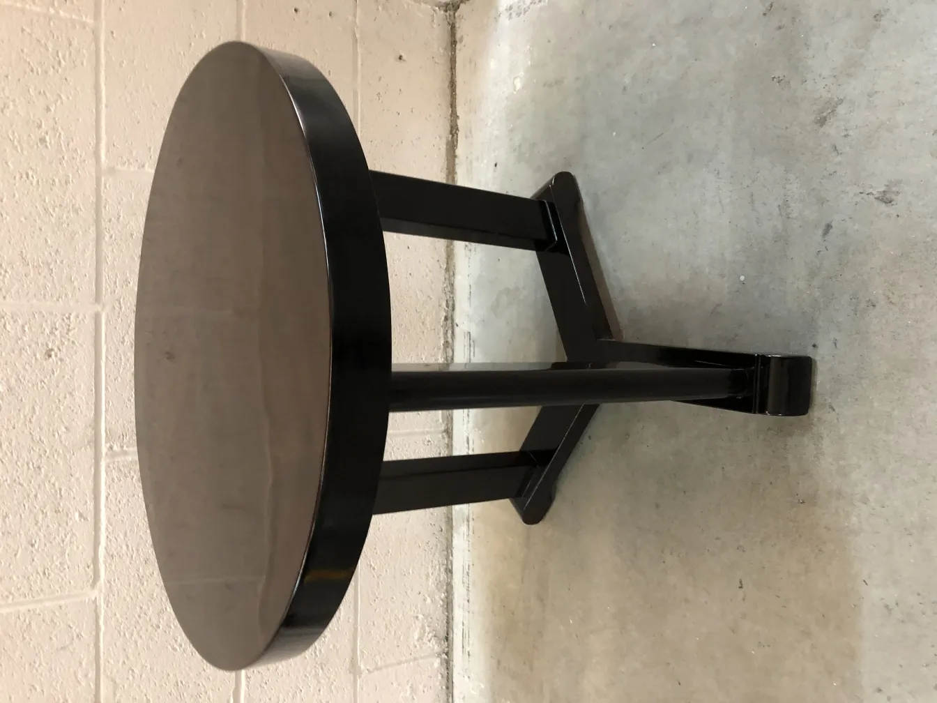 eleganter kleiner antiker runder Tisch in neutralem Umfeld