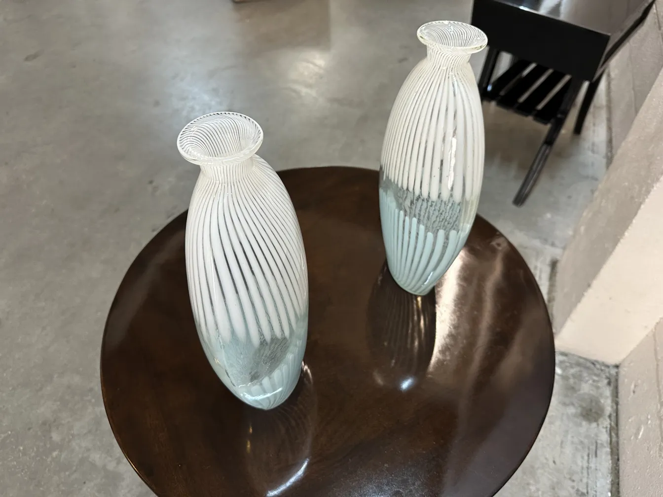 ancienne petite table avec des vases décoratifs dans une pièce