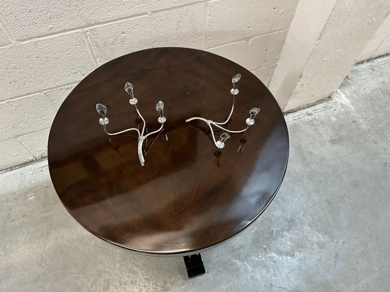 Petite table ronde ancienne avec décorations brillantes et fond neutre