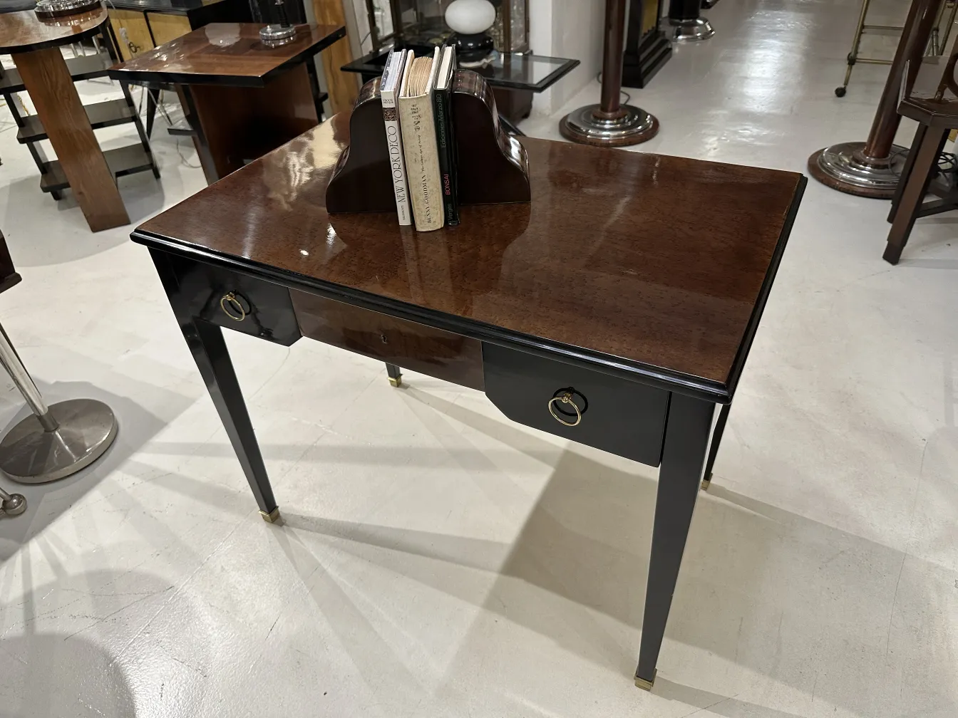 Fermalibri antichi in legno con design elegante. Ambientazione antiquaria.