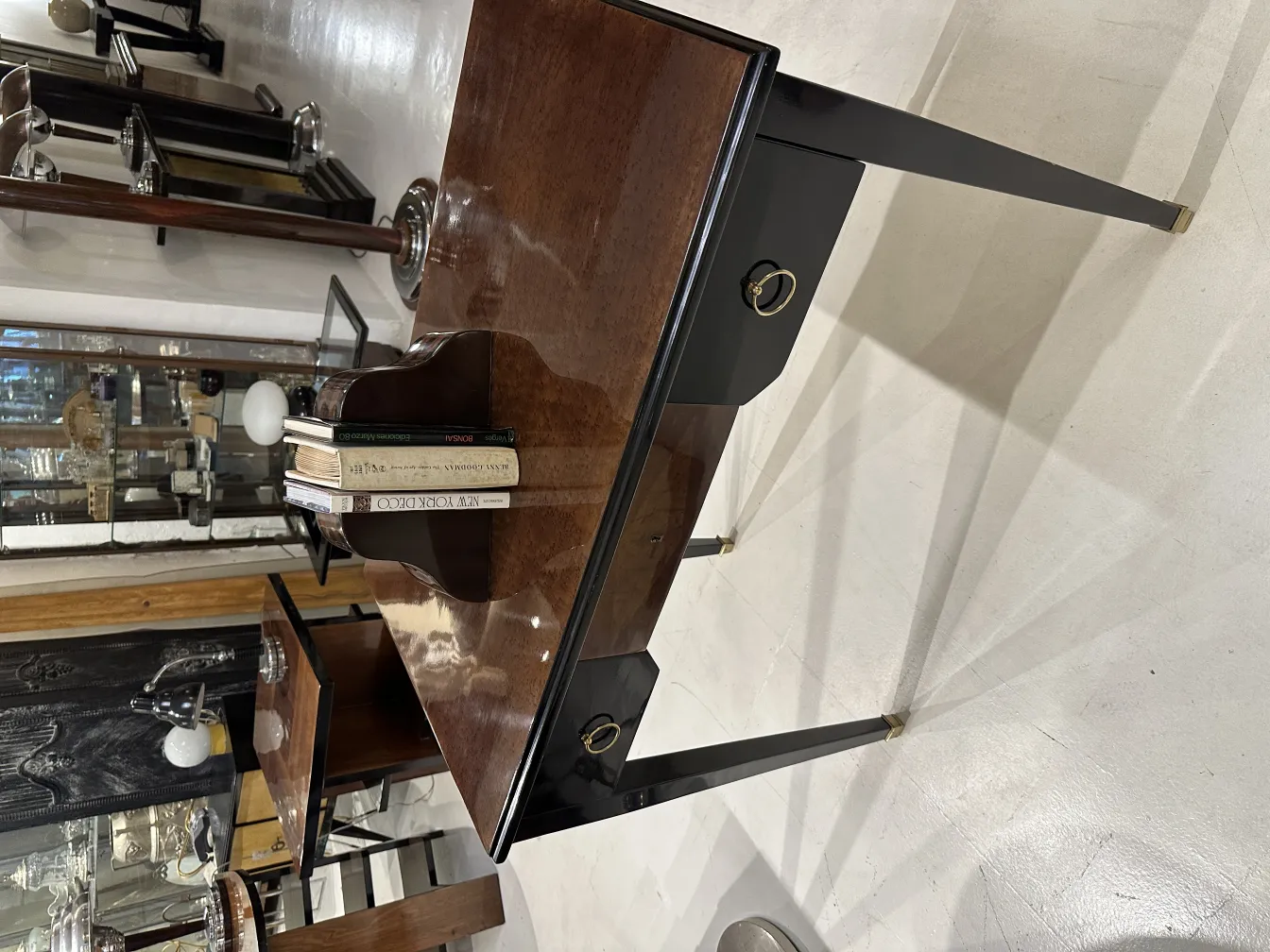 fermalibri vintage con design elegante in un ambiente moderno