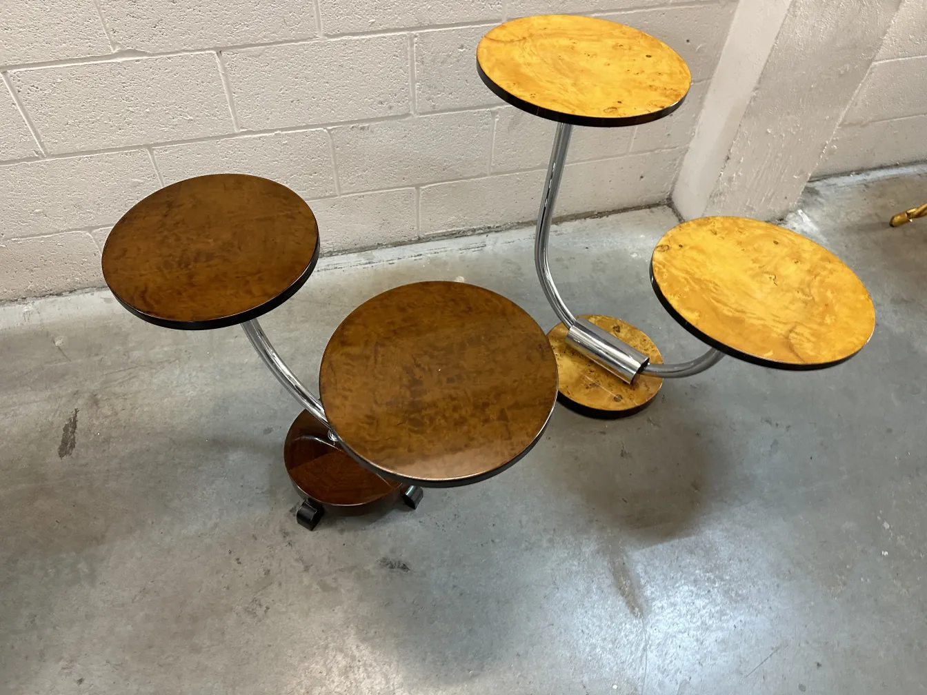 Petite table ancienne avec surfaces rondes dans un cadre industriel.