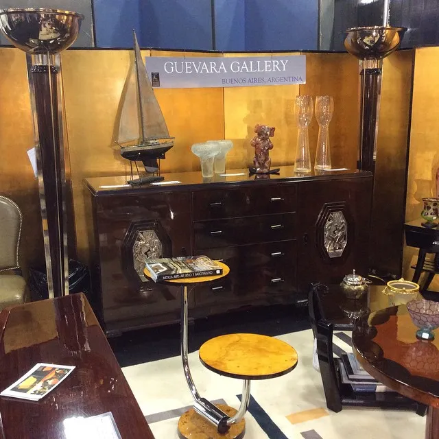 ancienne petite table dans un environnement décoratif avec d'autres objets