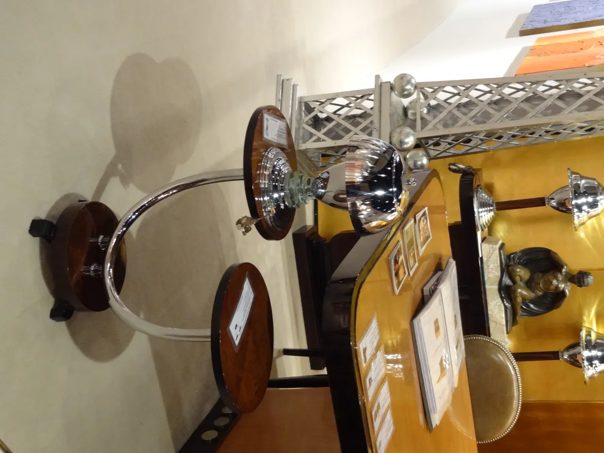 ancienne petite table ronde avec lampe et décoration moderne