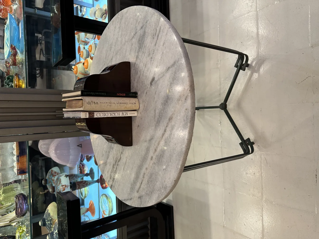 Fermalibri in stile Art Nouveau con libri.