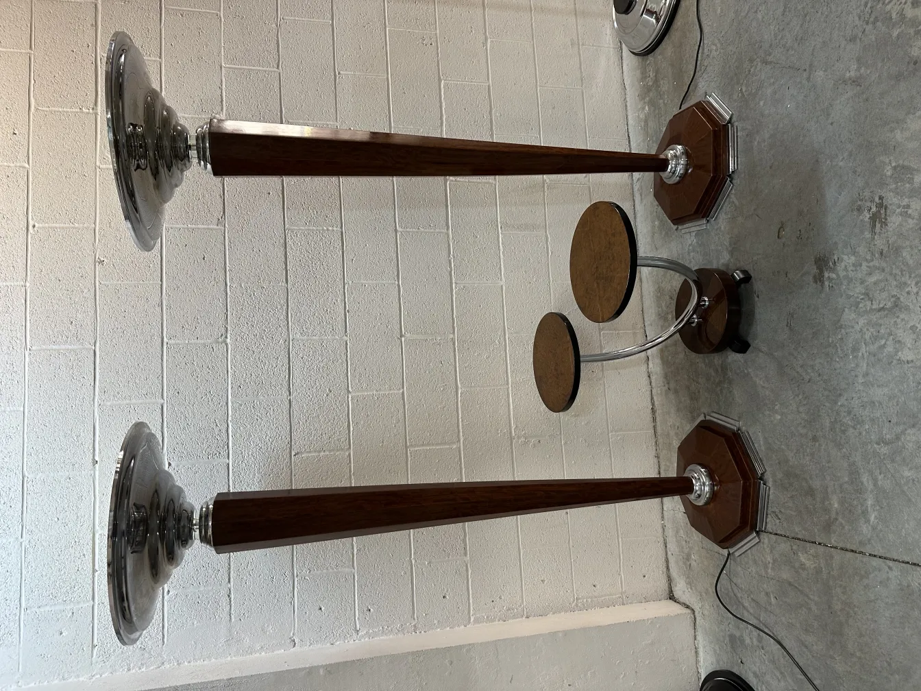 tavolino antico decorativo con dettagli