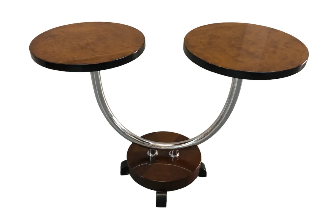 alter kleiner Tisch mit zwei runden Tischplatten und geschwungenem Fuß