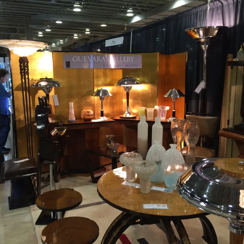 طاولة صغيرة قديمة مدورة مع زينة ومصابيح من حولها