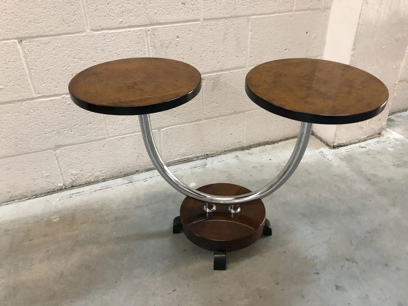 Petite table antique ronde avec base circulaire dans le cadre
