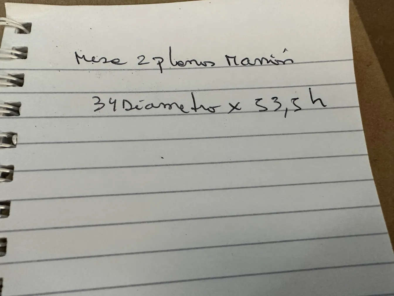 오래된 작은 원형 테이블, 고급스러운 장식, 아늑한 설정