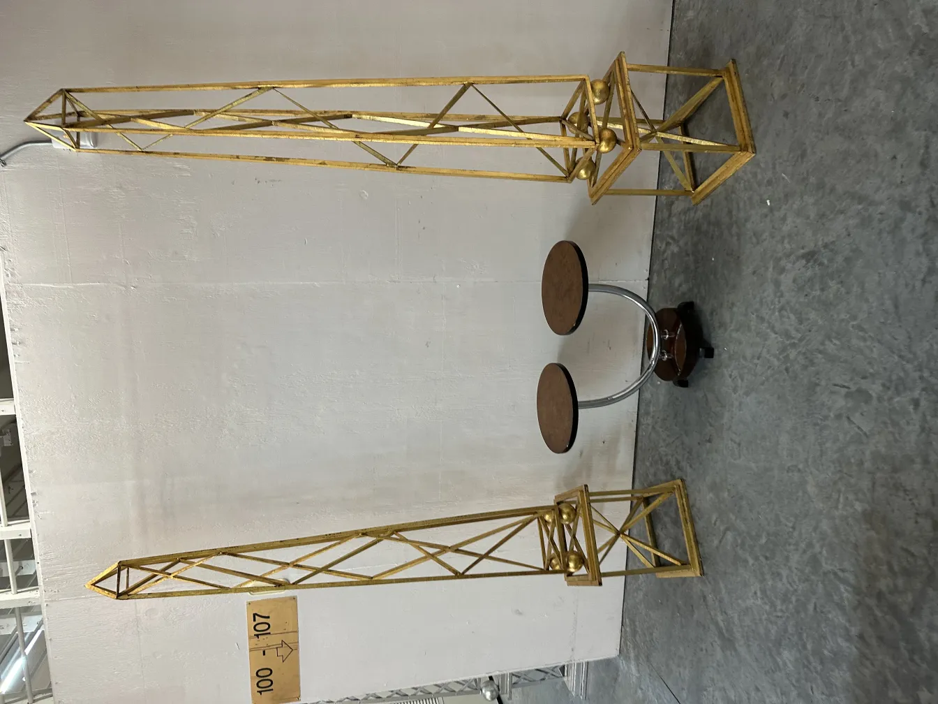 petite table ancienne dans un cadre décoratif, avec un design attrayant