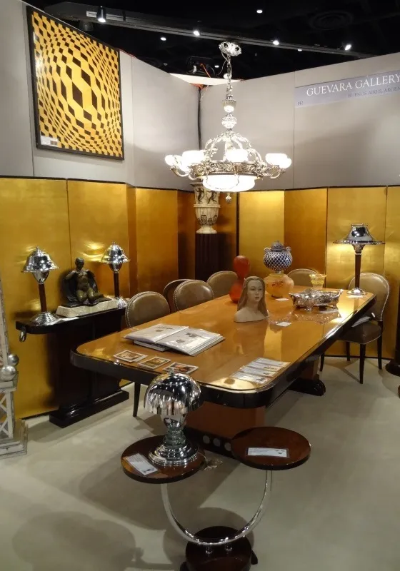 antiker Tisch mit Dekor, goldenem Hintergrund, eleganten Objekten