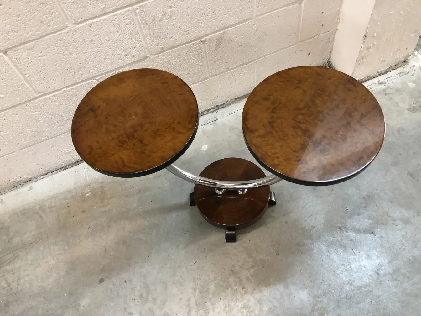 Mesinha antiquada com design moderno e duas superfícies circulares em um ambiente industrial.