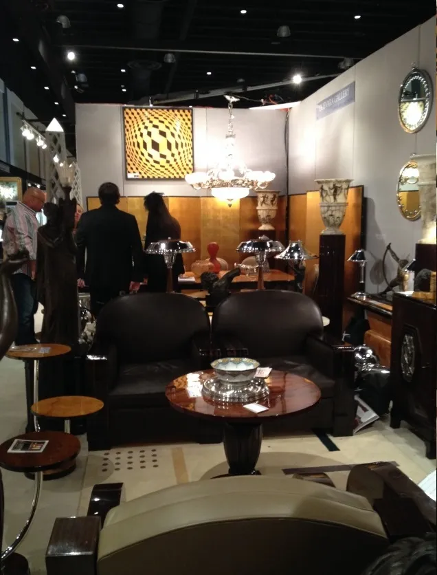 고풍스러운 원형 작은 테이블이 우아한 장식에 둘러싸여 있습니다.