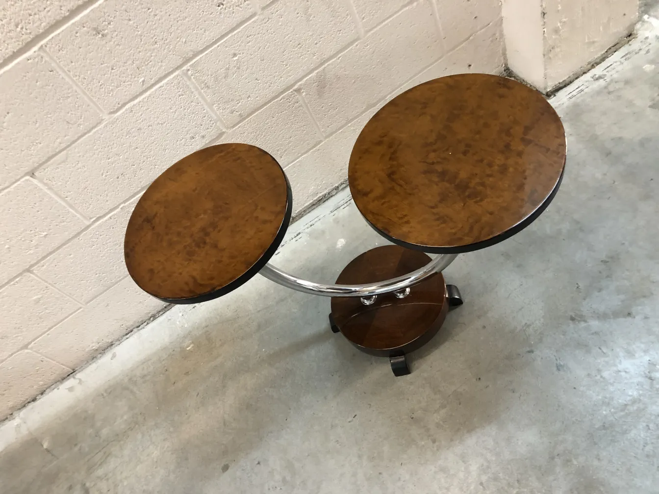 petite table antique avec deux plateaux ronds et base circulaire