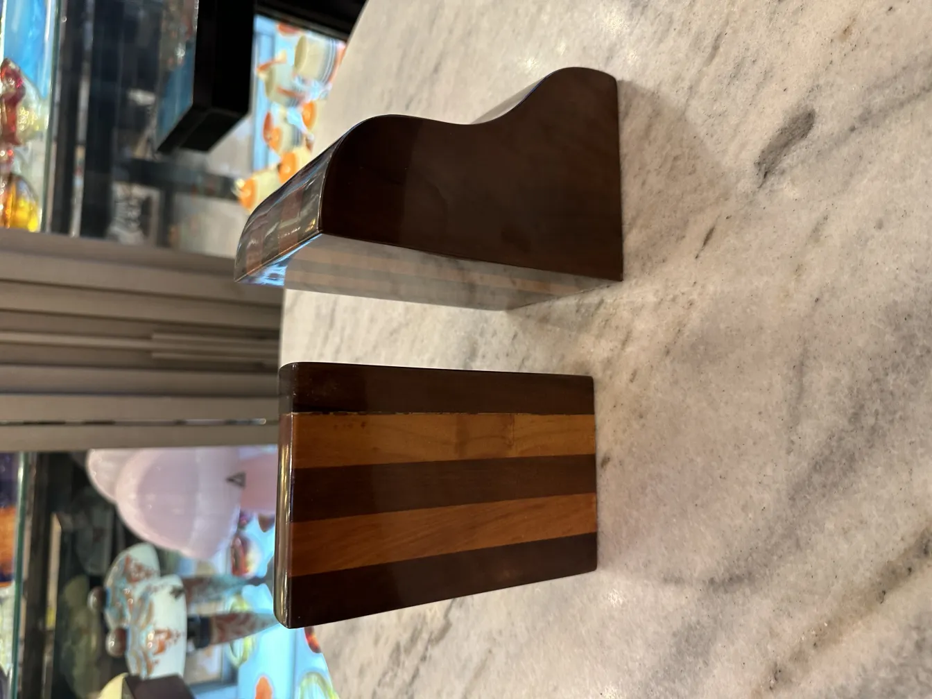 Una coppia di fermalibri in legno in un ambiente antico