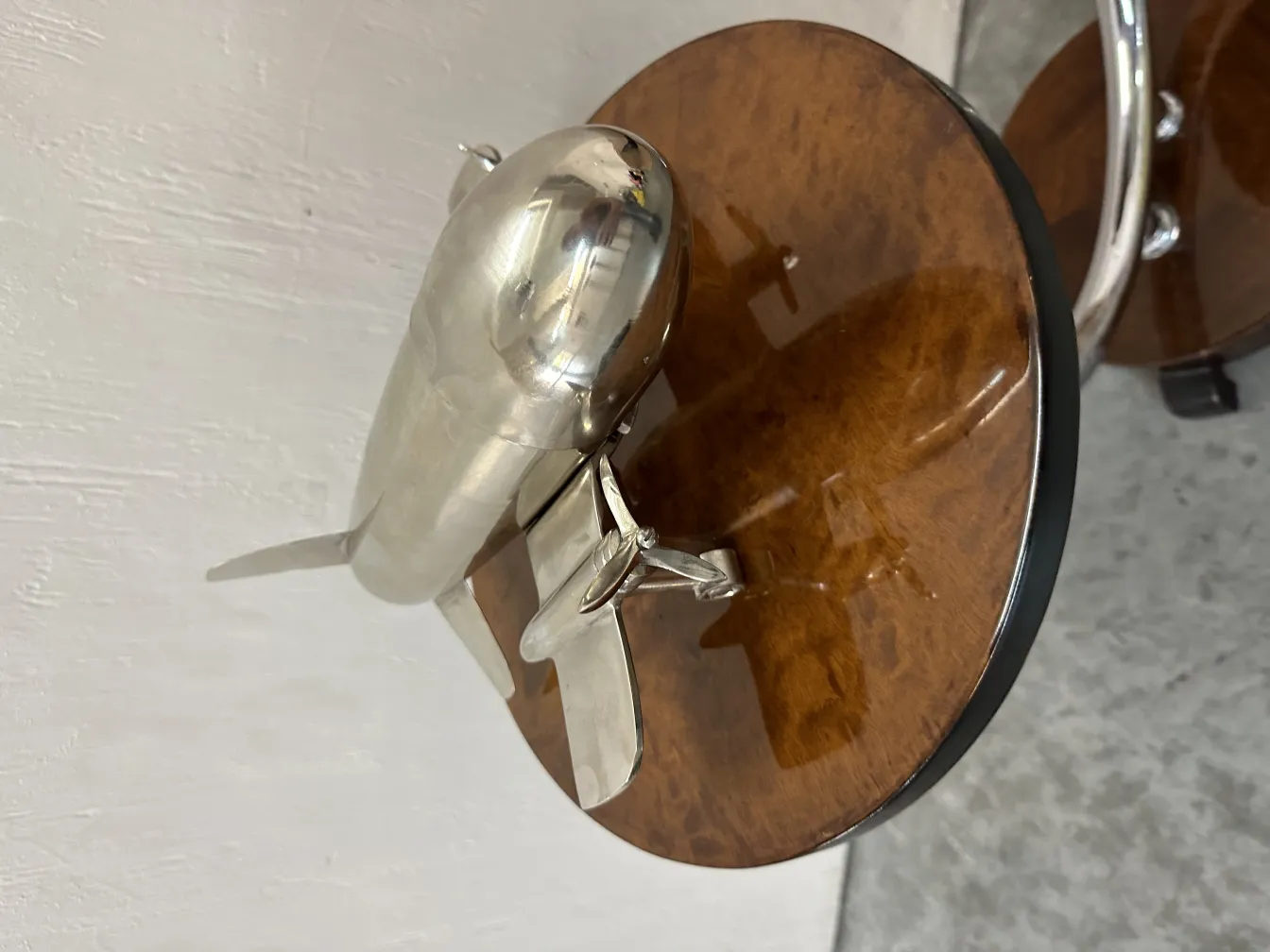 petite table antique en forme d'avion avec surface brillante