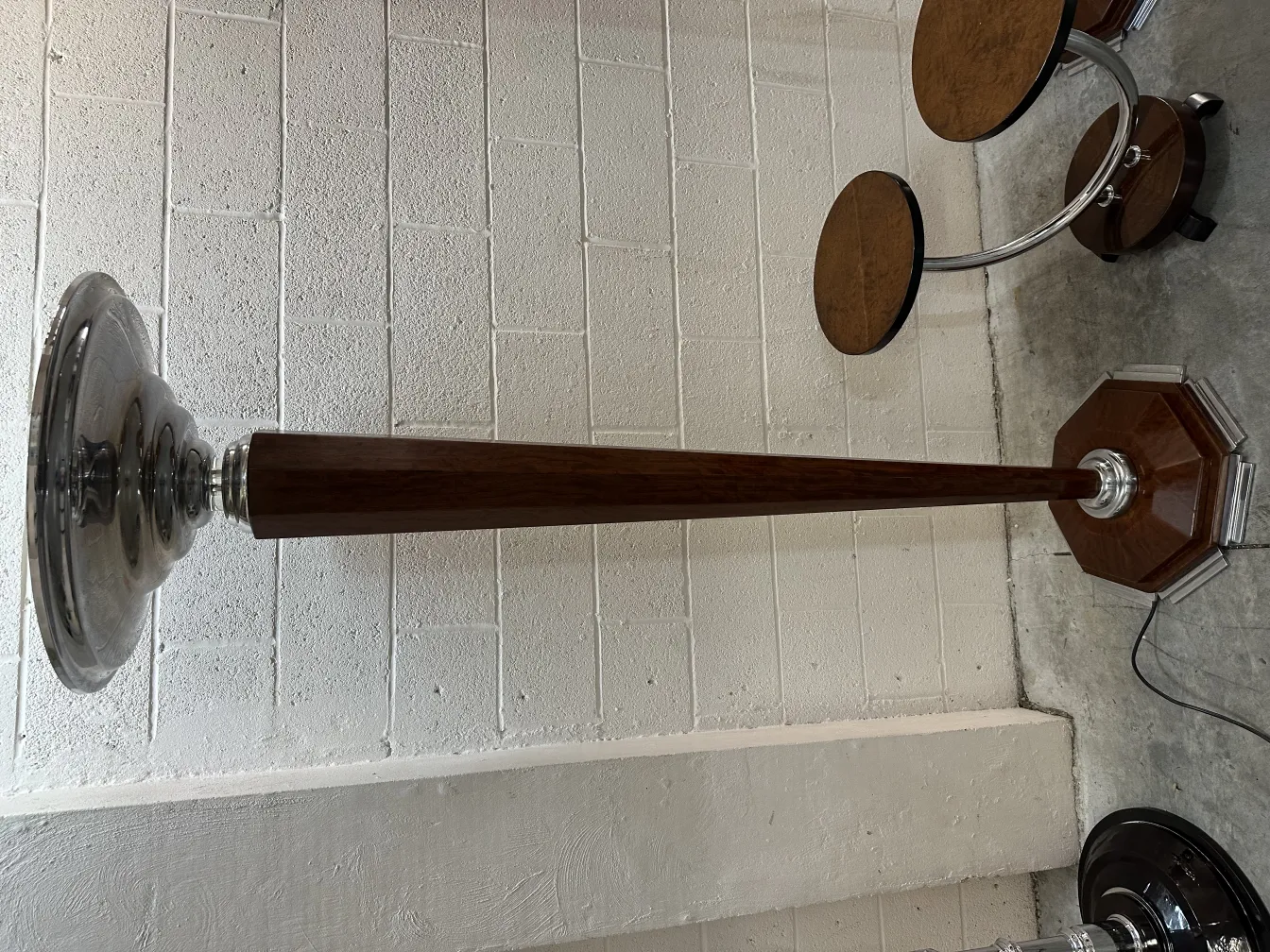 ancienne petite table avec base octogonale, idéale pour le salon