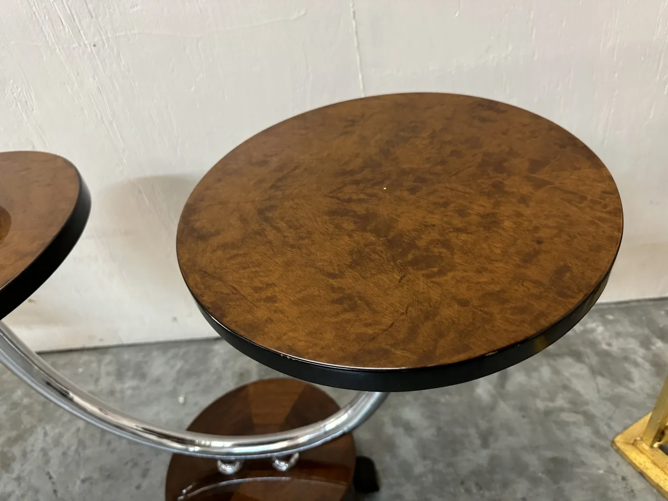 petite table ancienne avec dessus rond et pieds chromés