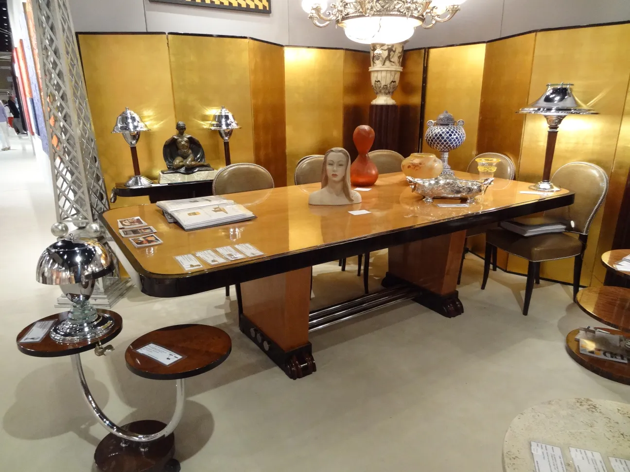 petite table ancienne avec design unique, pièces décoratives autour