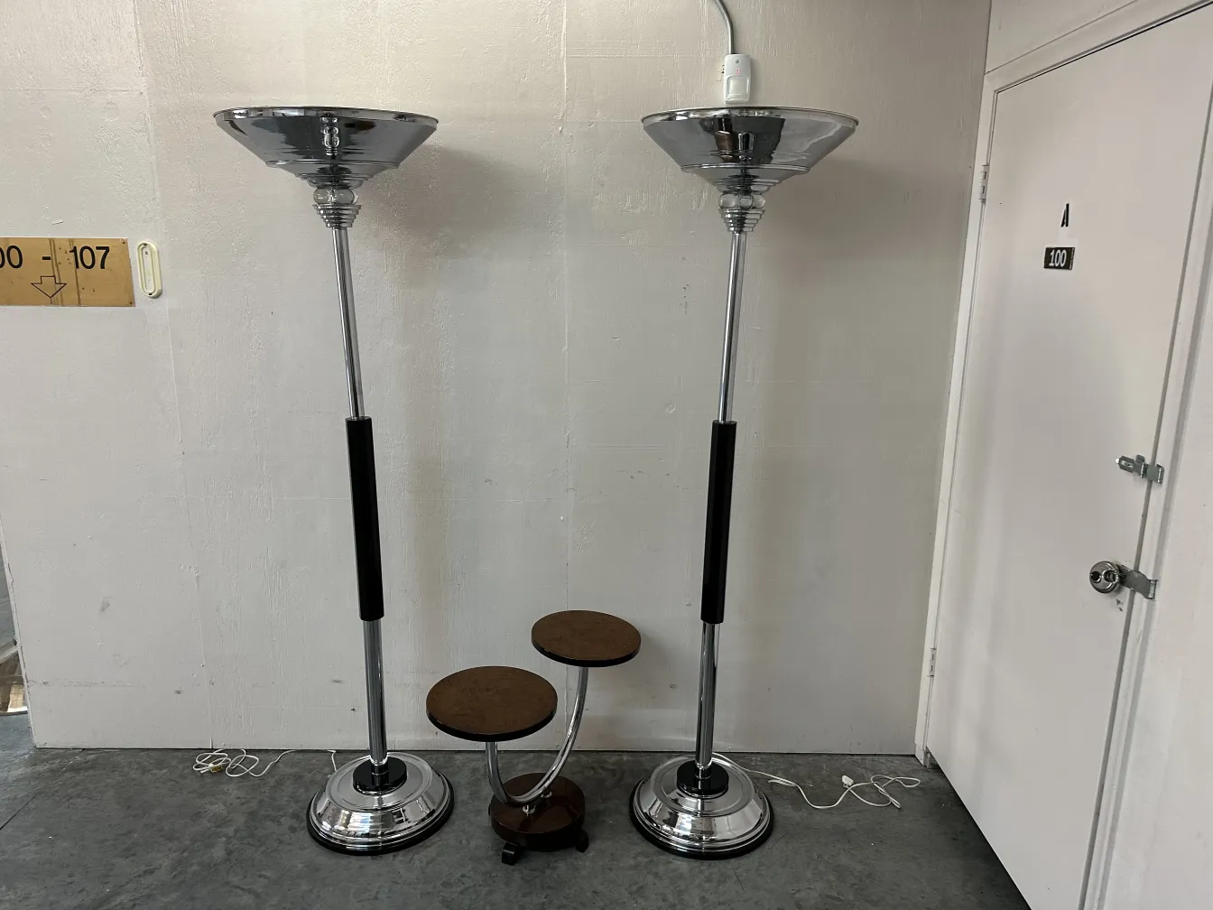 antiker kleiner Tisch mit runder Basis, dekorativ in modernem Umfeld