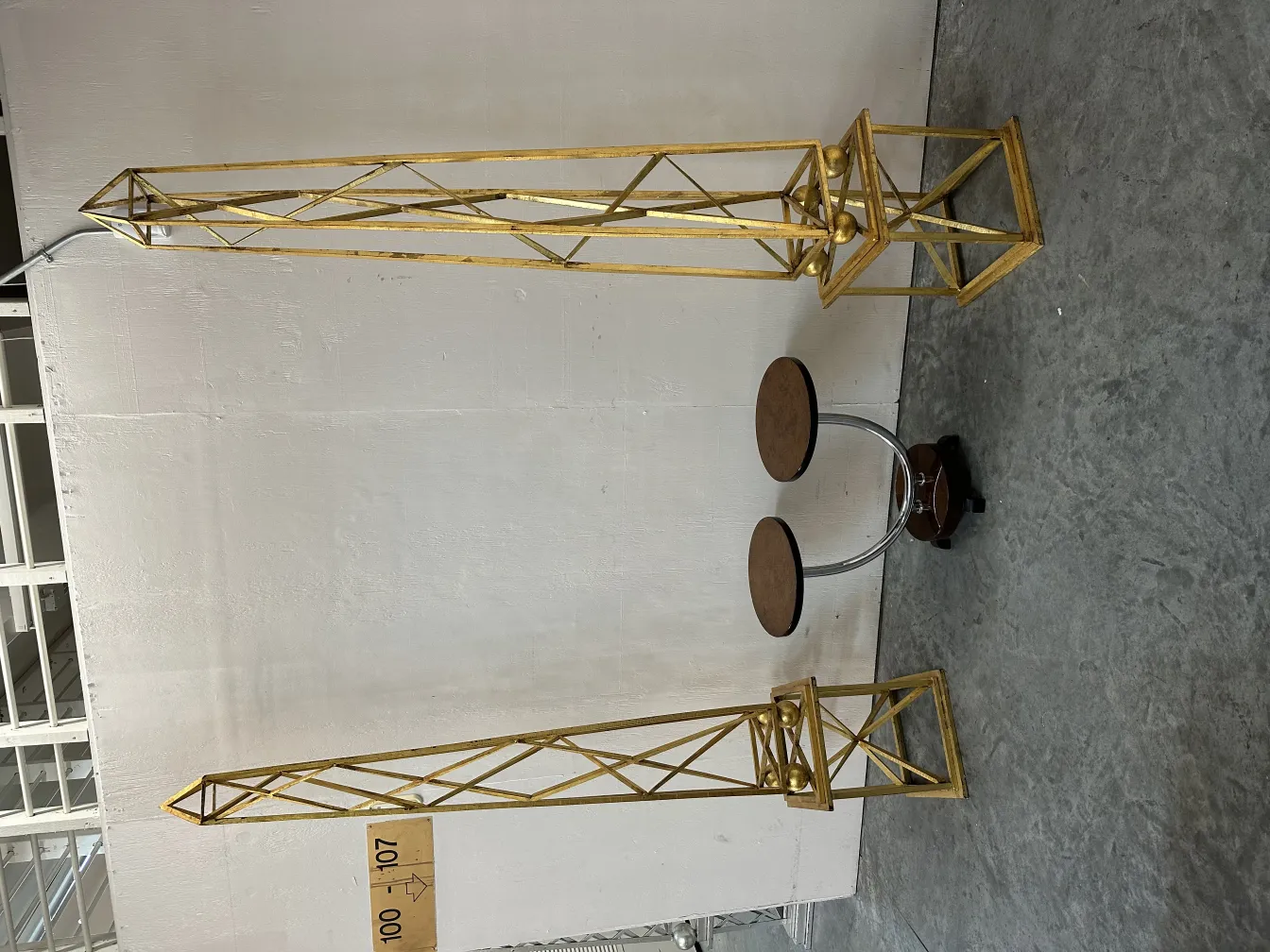 eleganter antiker kleiner Tisch in modernem Umfeld