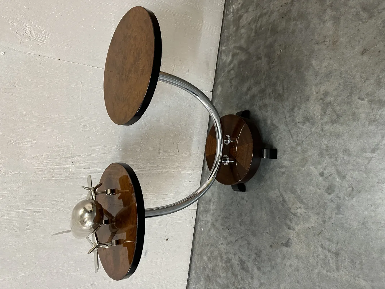 Antiker kleiner Tisch mit zwei runden Tischplatten und verchromtem Sockel.