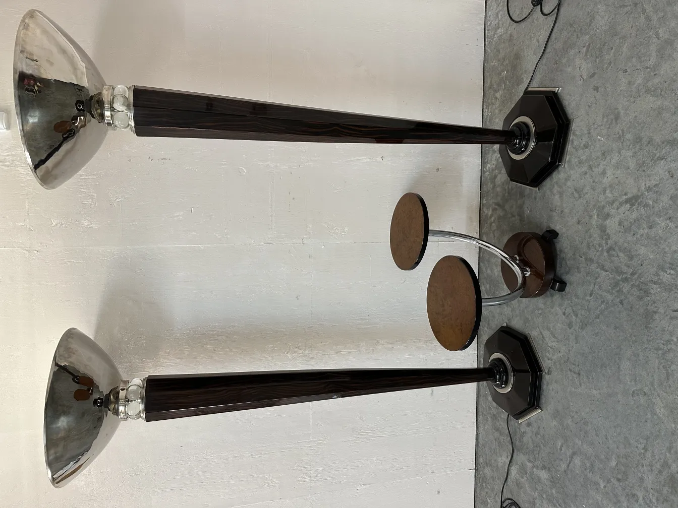 mesinha antiga com detalhes decorativos em um ambiente moderno