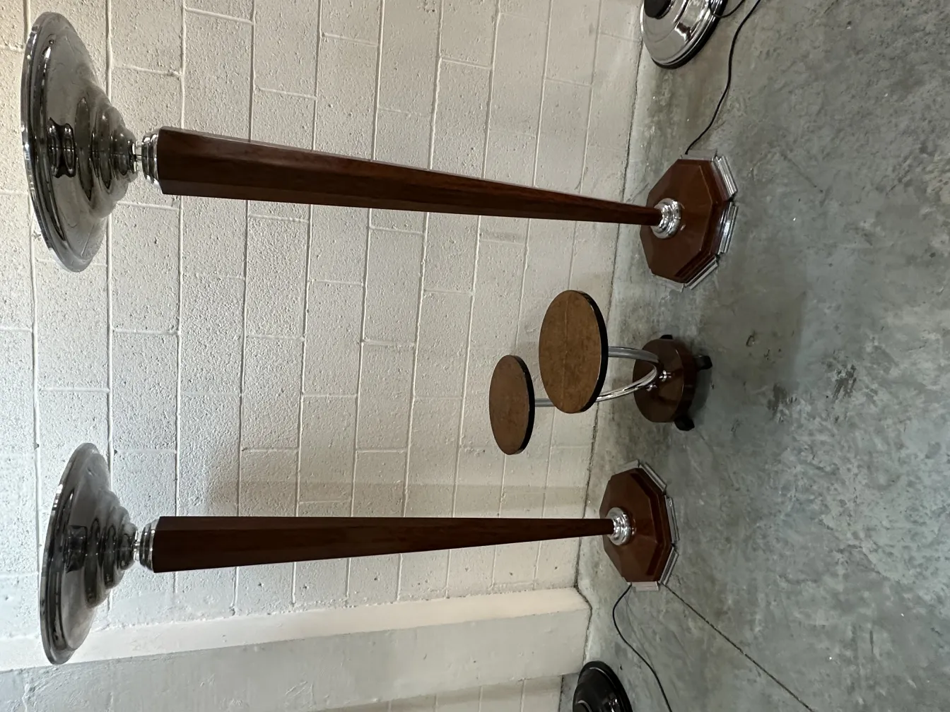 mesita antigua con base en octágono y diseño clásico, en un ambiente de salón