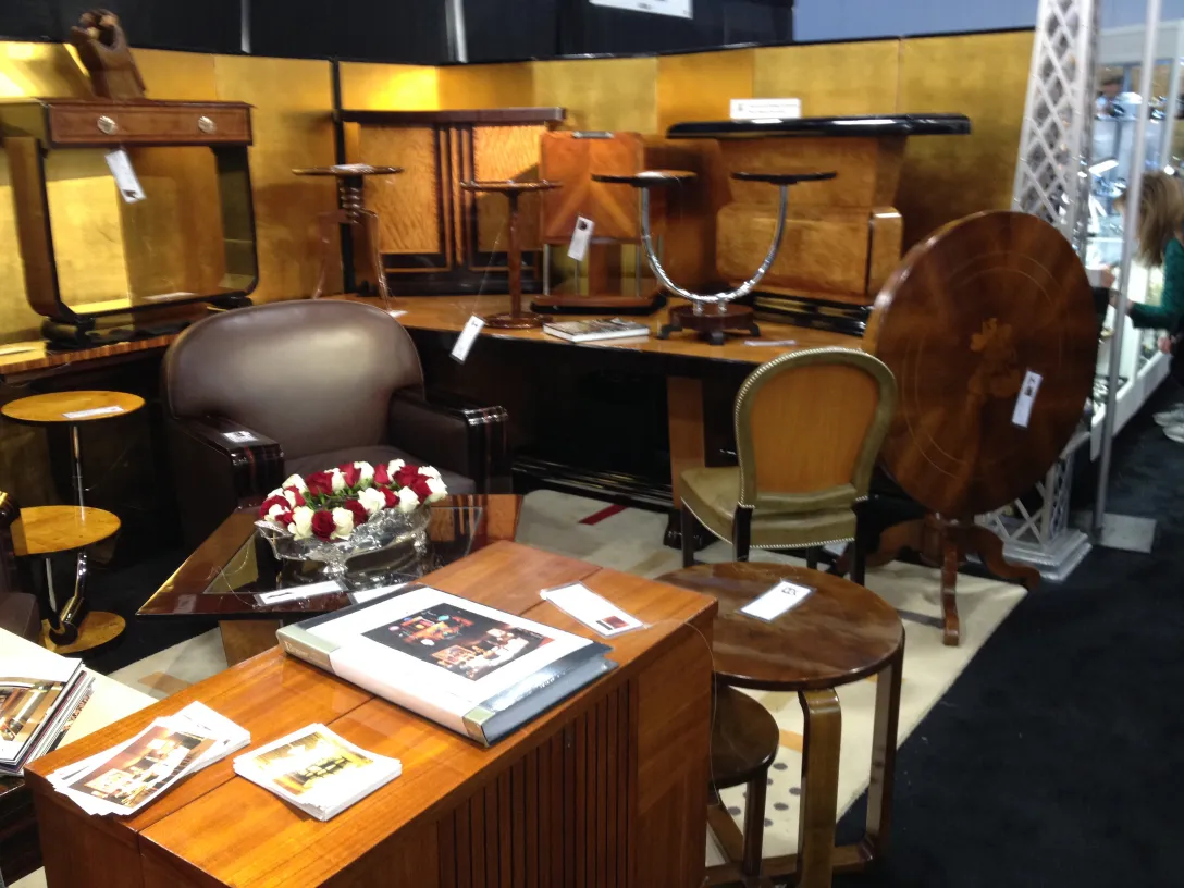 mesita antigua con un entorno elegante y otros muebles