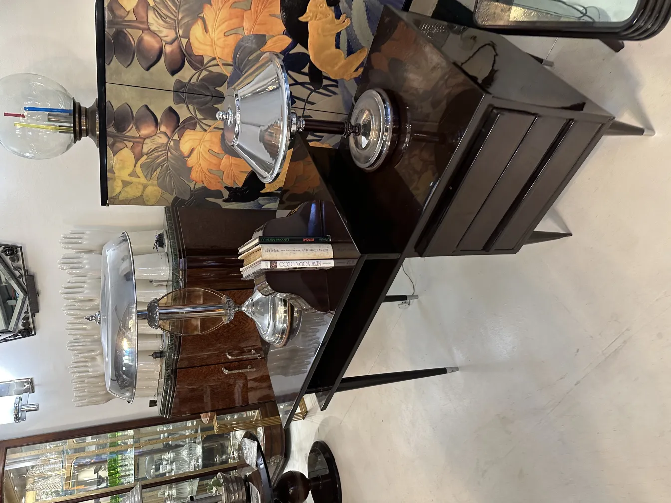 Antike Buchstützen im Art Nouveau-Stil mit floralem Design.