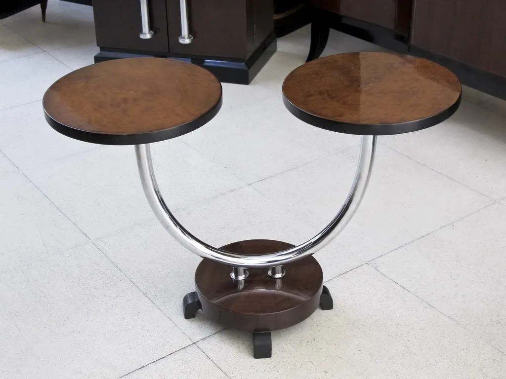 petite table ancienne avec design unique comportant une base incurvée et deux plateaux