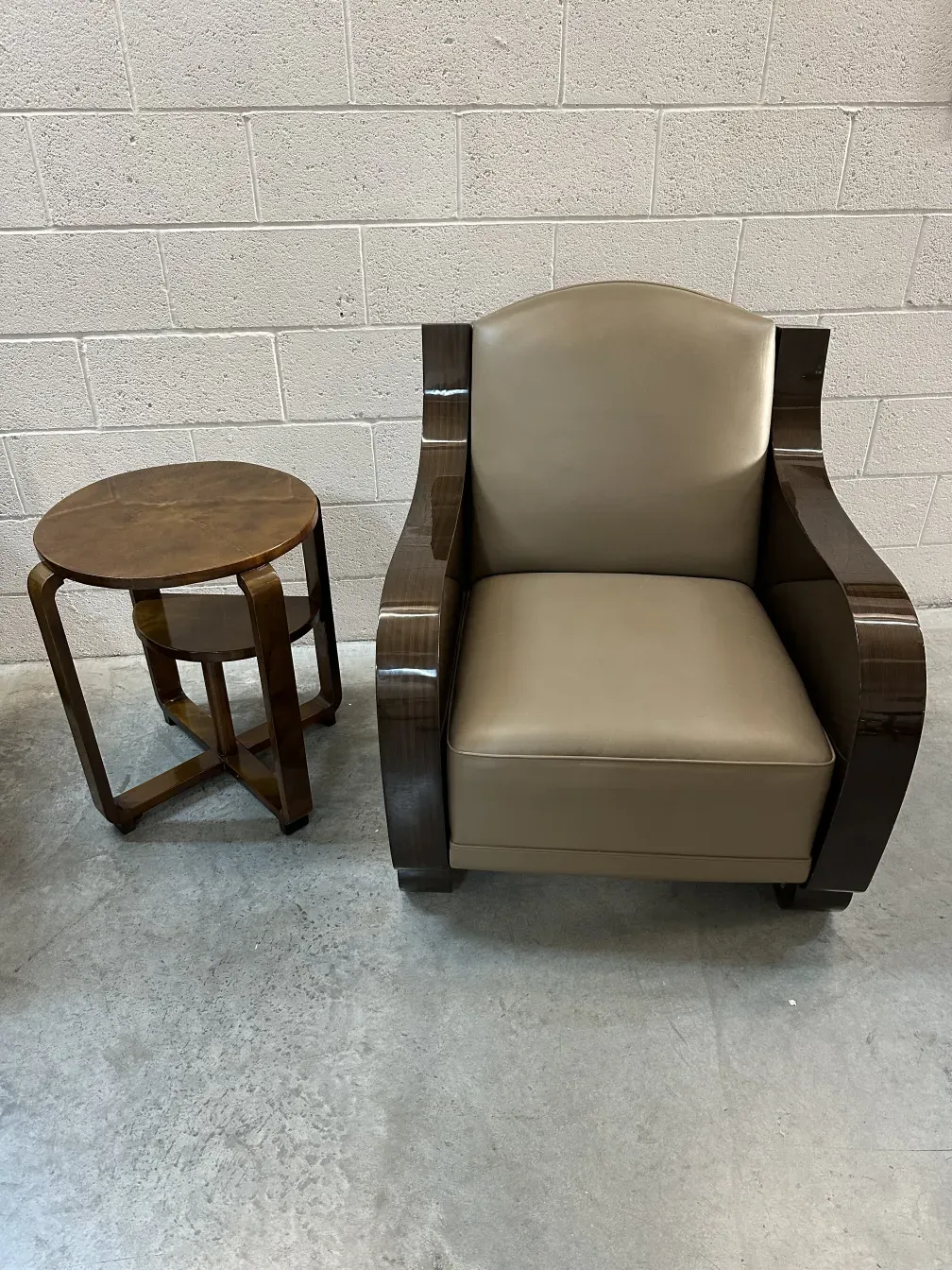 ancienne petite table à côté d'un fauteuil dans un environnement moderne