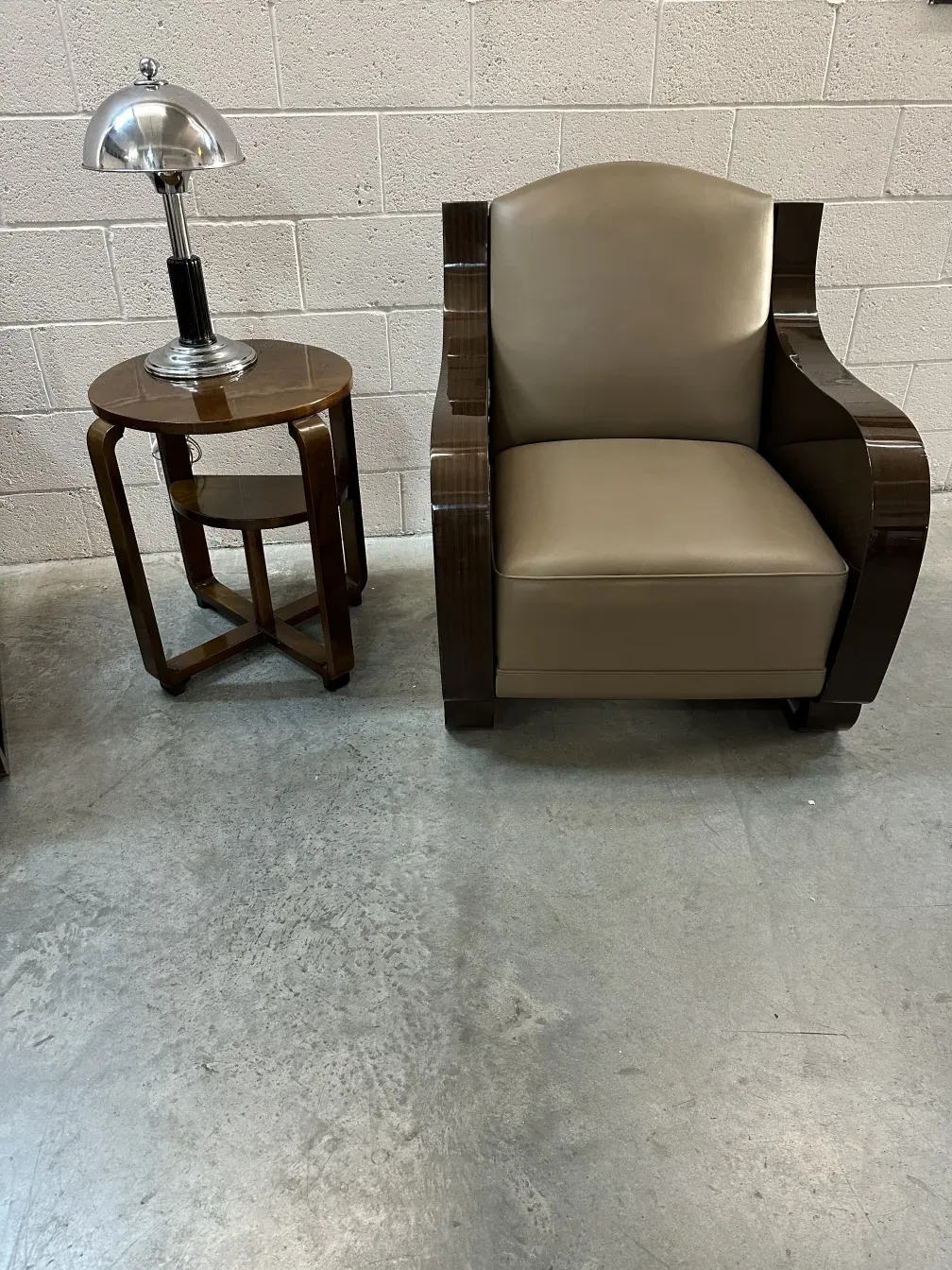 petite table ancienne avec des pieds décoratifs dans un cadre accueillant