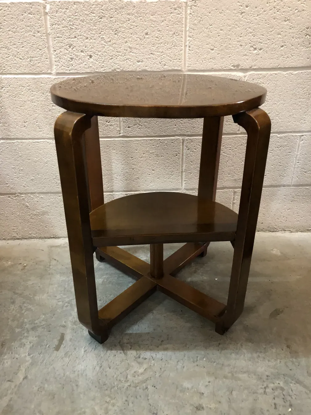 antigua mesita con base en forma de X y color marrón claro