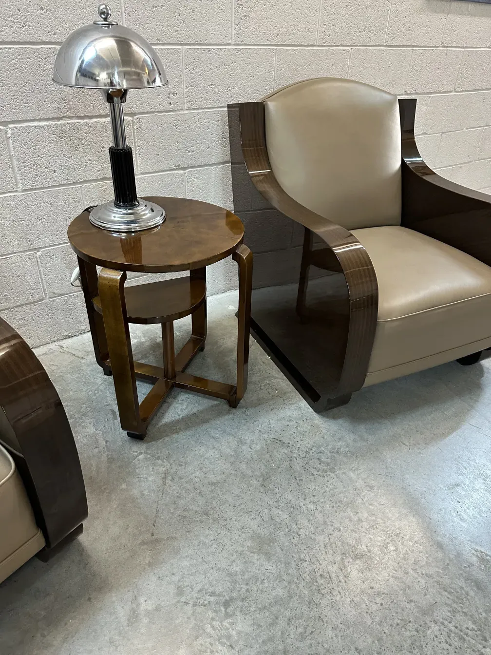 petite table antique avec lampe décorative et fauteuil élégant