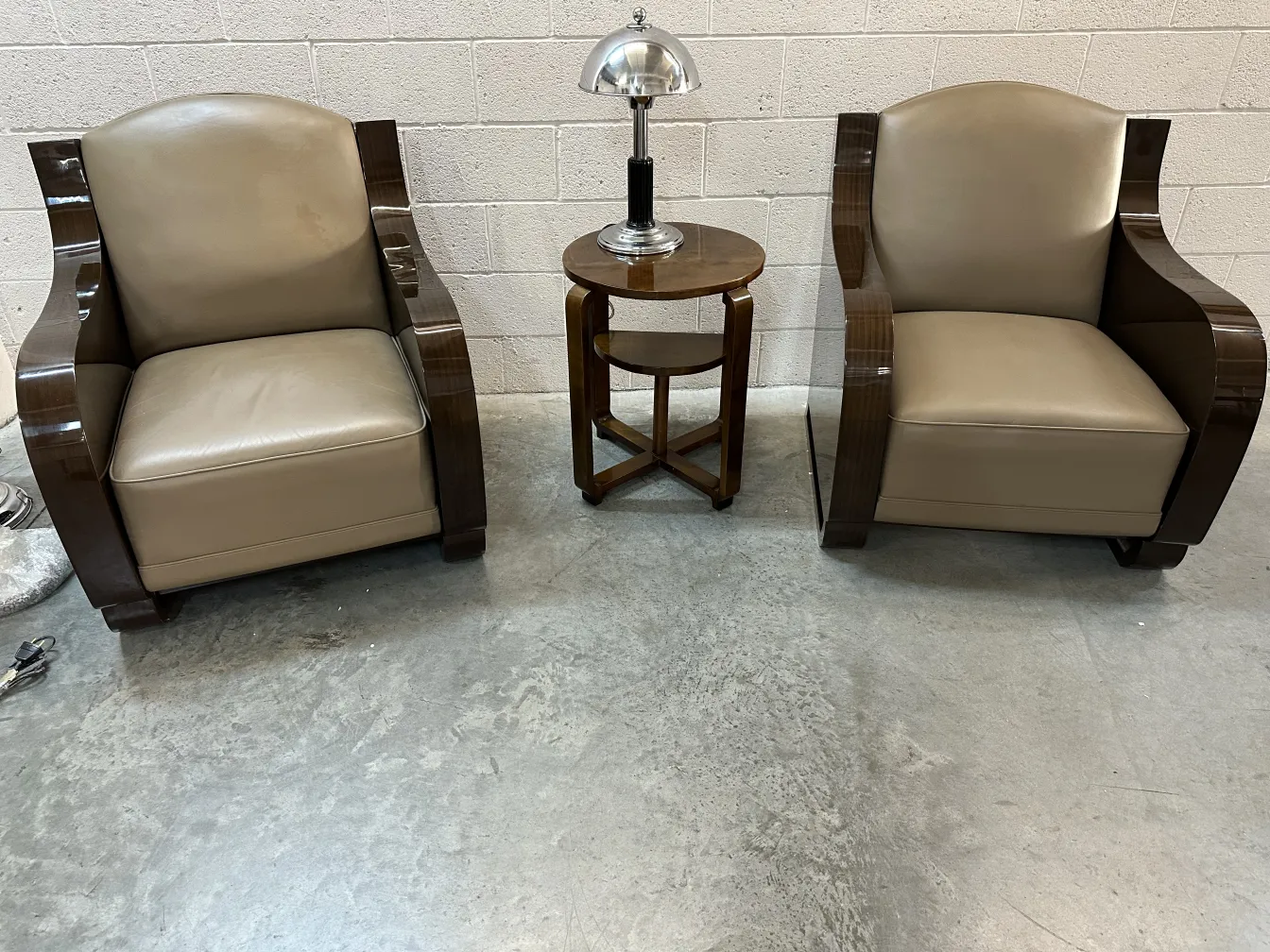 Petite table ancienne de forme ronde avec des jambes élégantes, dans un cadre moderne